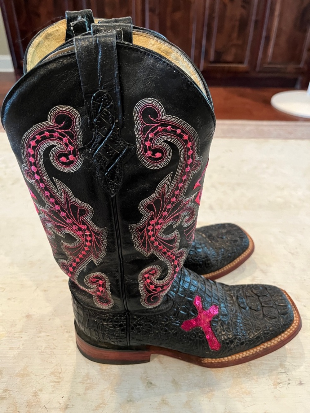 Ferrini Ladies Black Caiman Crocodile Print Boots with Cross | size 7.5